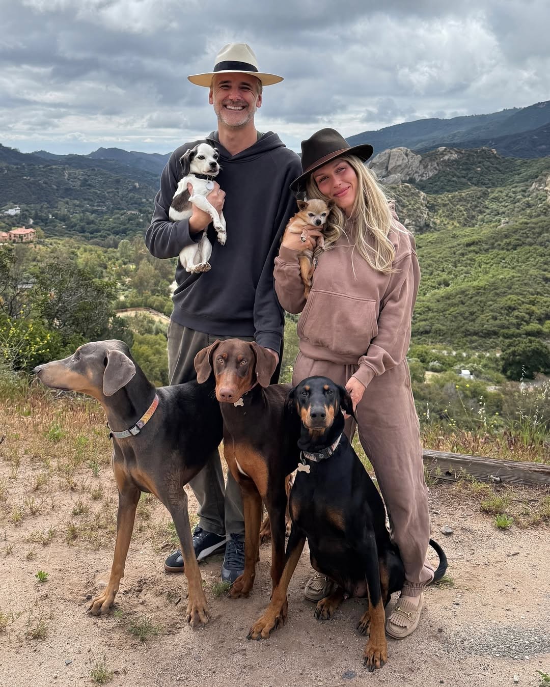 ludmila dayer fez sucesso em obras como "Marjasso" e "Senhora Do Destino". Ela Se Mudou Para Os Estados Unidoshá20Anos E Mora Em Los Angeles Com O Marido E OS Cachorros. Agoraatua Attrás Dascâmeras, Como Produtora -foto: reprodução/instagram