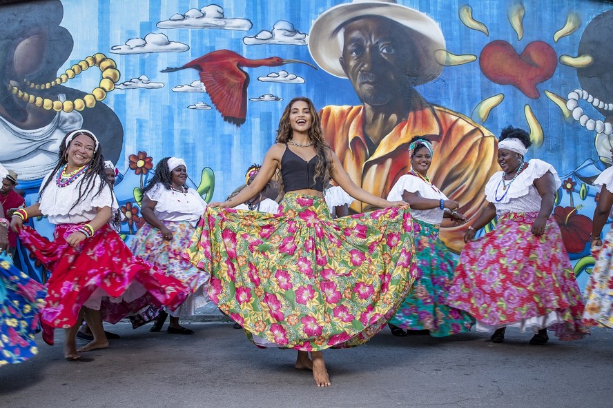 A paraibana Lucy Alves se apresenta em festa junina na Cidade do Samba