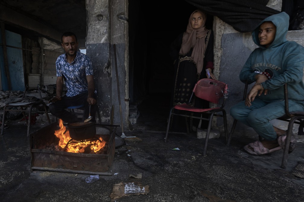 Palestinos sofrem para encontrar comida em meio à guerra em Gaza — Foto: Saher Alghorra / The New York Times