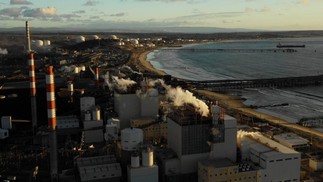 Vista aérea da usina termelétrica AES Gener em Puchuncaví. Desde 1958, cerca de 50 mil habitantes da localidade respiram diariamente gases emitidos por cerca de 15 fontes poluentes — Foto: PABLO COZZAGLIO / AFP