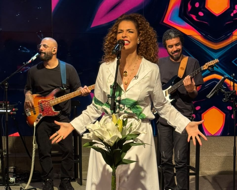 Vanessa da Mata é homenageada no 'Sem censura' e fala sobre as viagens para fazer shows: 'Tem que administrar a solitude'