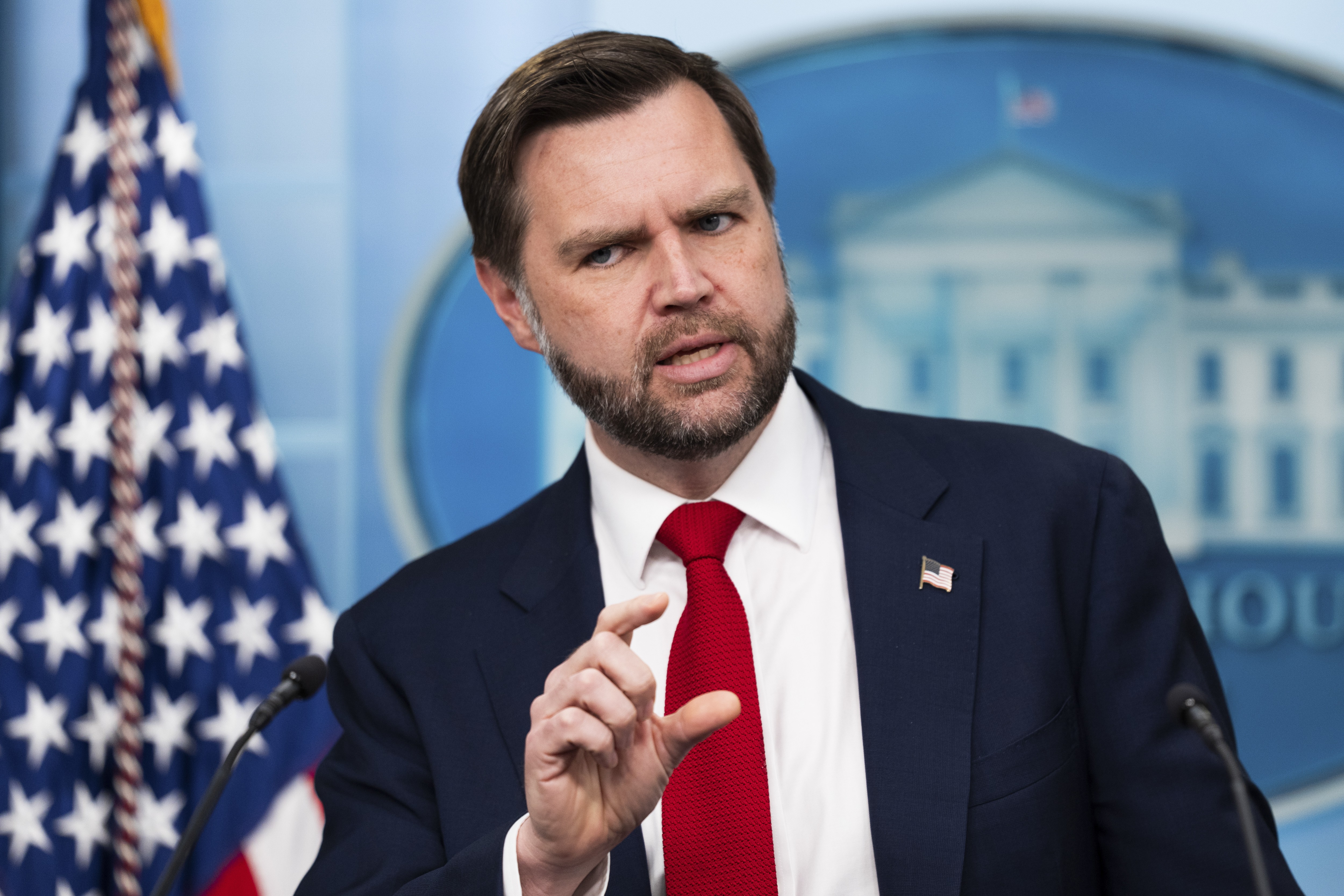Vice de Trump culpa imigrantes e "problemas de assimilação" por protestos violentos na França