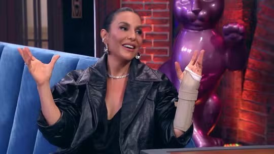 Entenda por que Ivete Sangalo aparece com o braço imobilizado no 'Lady Night', com Tatá Werneck