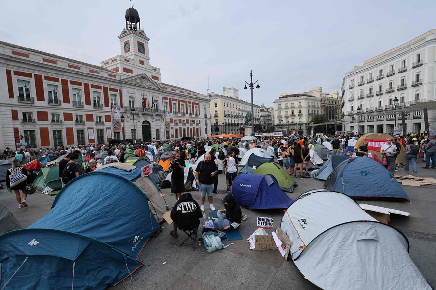 Centenas acampam na Puerta del Sol contra a crise da moradia na Espanha