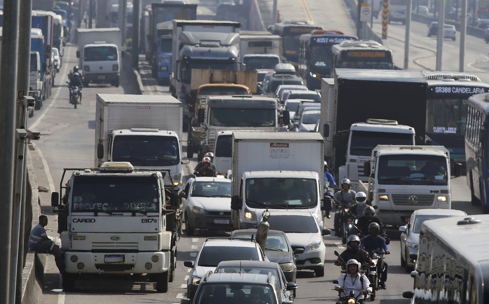 Avenida Brasil: transporte rodoviário de cargas é desafio — Foto: Fabiano Rocha/Agência O Globo
