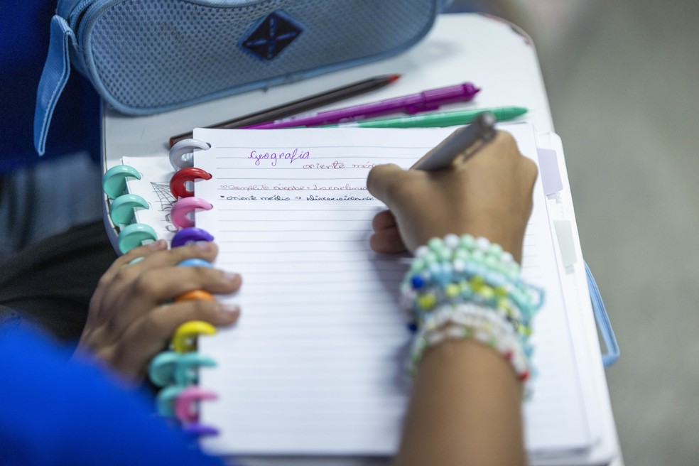 Estudante em sala de aula durante prepara&ccedil;&atilde;o para o Enem &mdash; Foto: Guito Moreto/Ag&ecirc;ncia O Globo