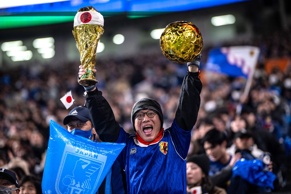 Torcedor do Japão comemora a classificação à Copa — Foto: Philip FONG / AFP