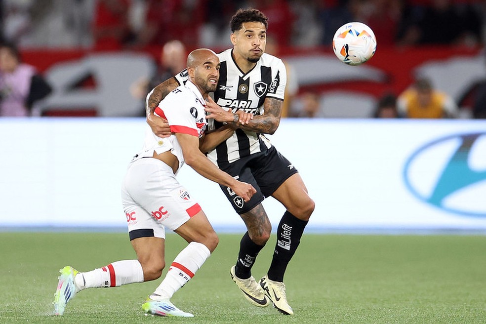 Lucas Moura e Gregore em disputa durante o jogo entre Botafogo e São Paulo, no Nilton Santos — Foto: Vitor Silva/Botafogo