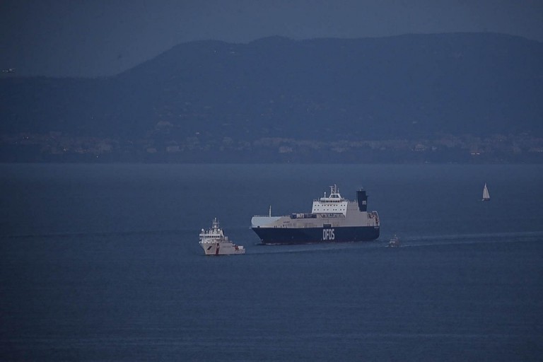 Forças especiais italianas salvam cargueiro turco de 'piratas' — Foto: Ansa / AFP