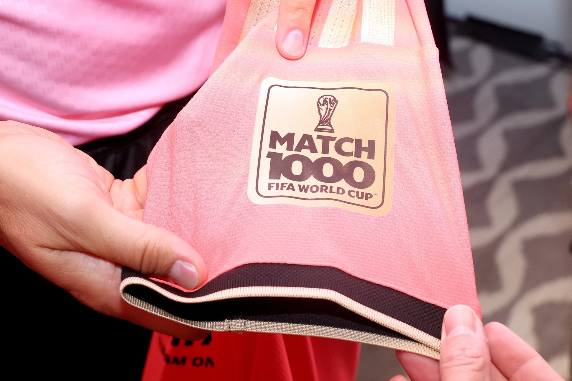 Japão x Tunísia: Árbitro usará uniforme especial com detalhes dourados no jogo número 1.000 das Copas; veja foto