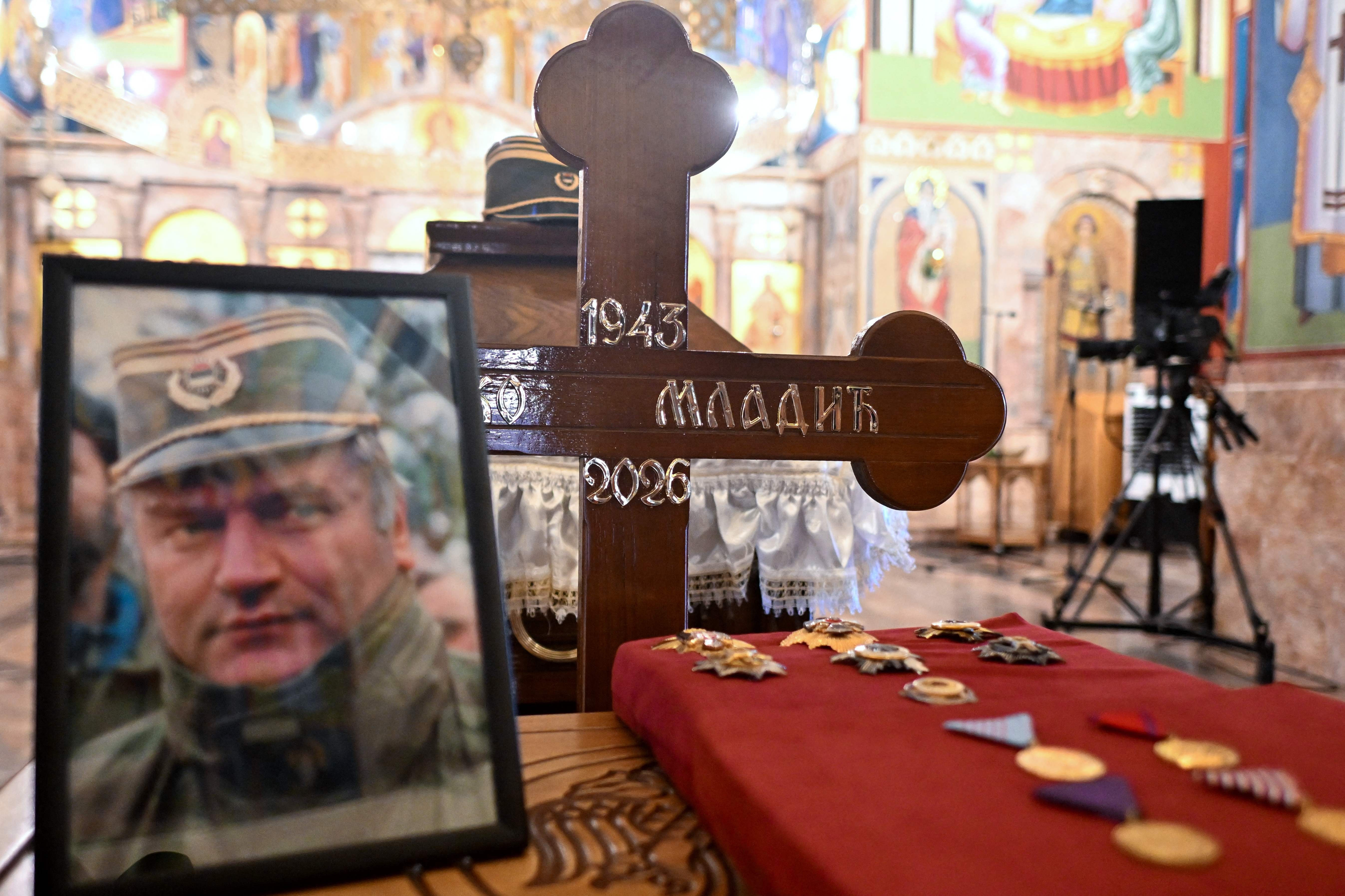 Funeral de general condenado pelo Massacre de Srbrenica atrai multidão na Sérvia e provoca indignação na UE
