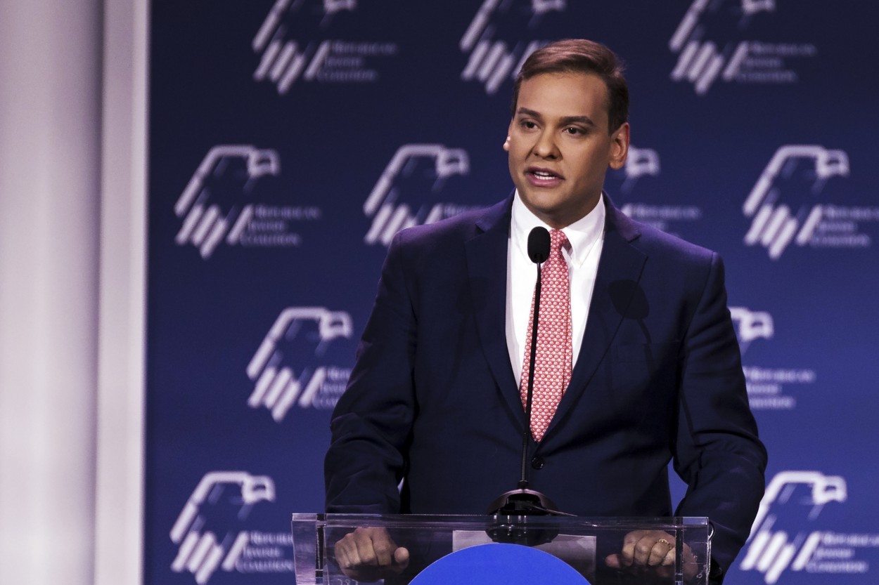 George Santos discursa em evento da Coalizão Judaica Republicana em novembro — Foto: MIKAYLA WHITMORE/NYT