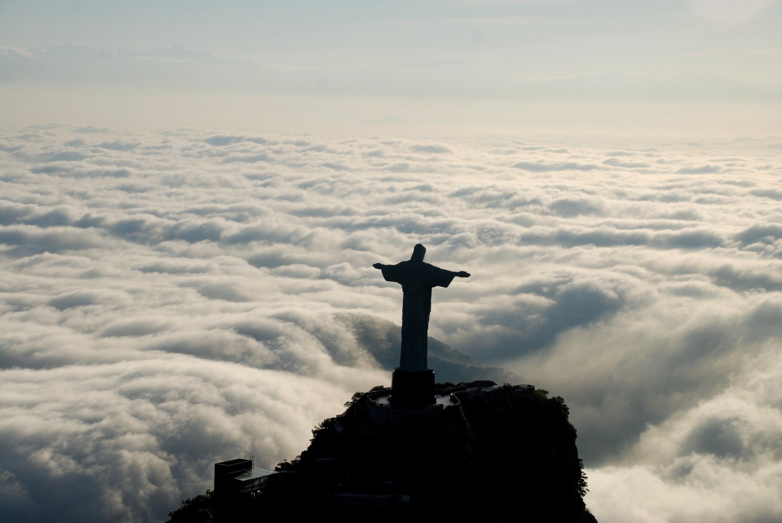 Vista aérea do Cristo Redentor e um forte nevoeiro que encobria a cidade do Rio de Janéiro — Foto: Genílson Araújo