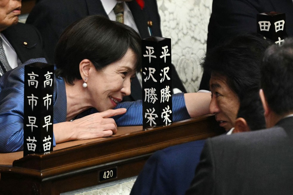 Sanae Takaichi conversa com parlamentares após sessão em que foi apontada como nova premier do Japão — Foto: Philip Fong/AFP