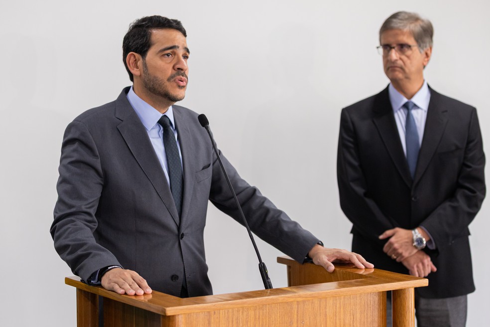 The Attorney General of the Federation, Jorge Mesías (front), and the Attorney General of the Republic, Paulo Junet, during the signing ceremony of a technical cooperation agreement between MPF, AGU and CGU to conclude joint leniency agreements - Photo: Leobark Rodrigues/Secom/MPF