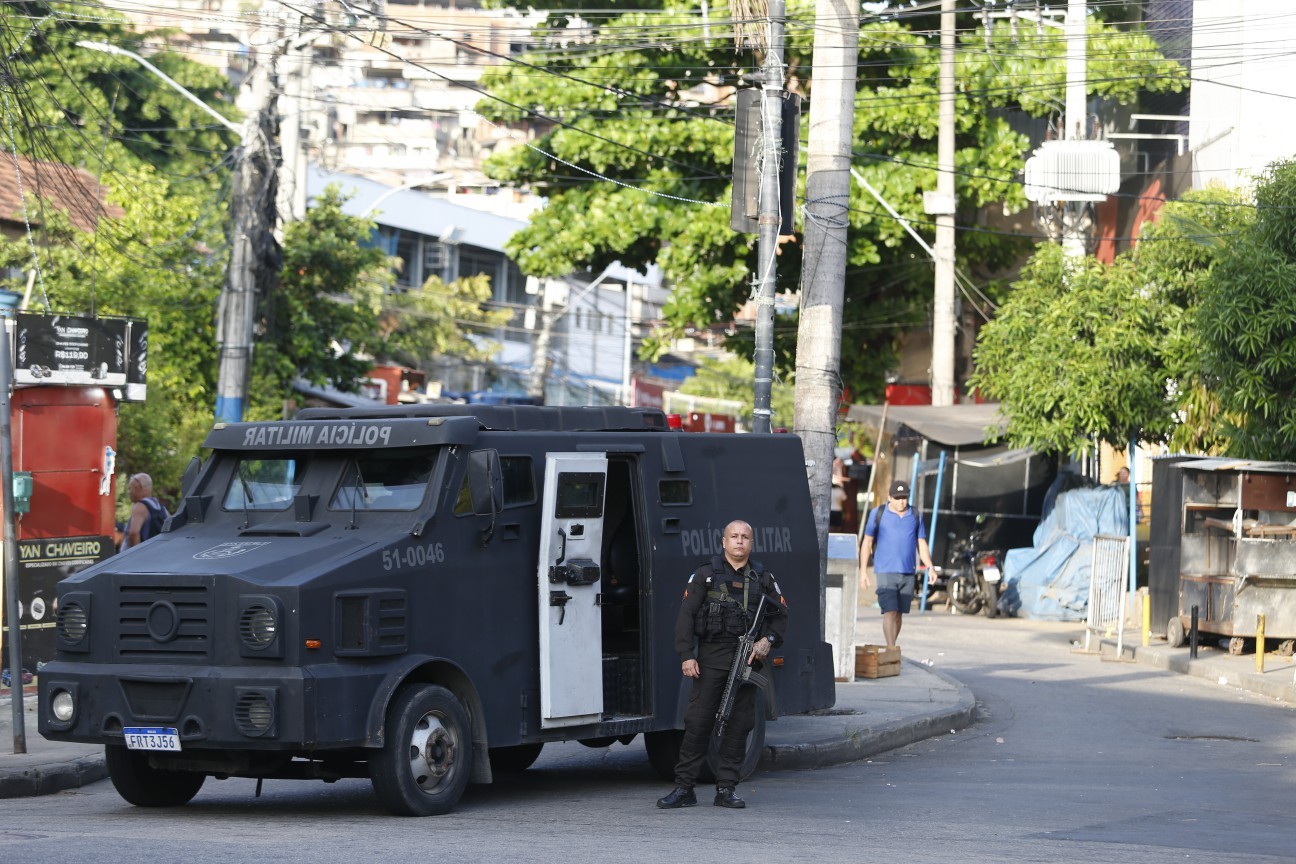 Na foto, policiais na Estrada do Itararé, que foi fechada pela PM — Foto: Fabiano Rocha / Agência O Globo