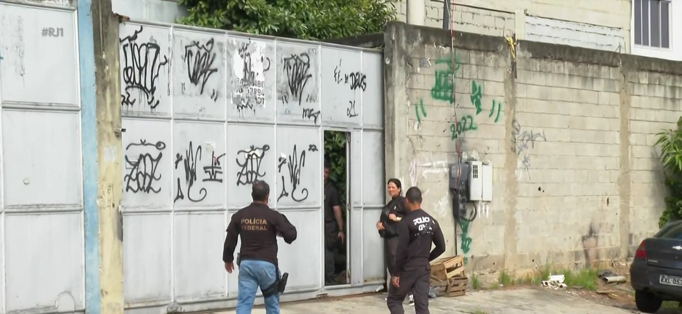 Agentes da Polícia Federal em galpão no Rio onde funcionava uma fábrica clandestina de cigarros — Foto: Reprodução / TV Globo