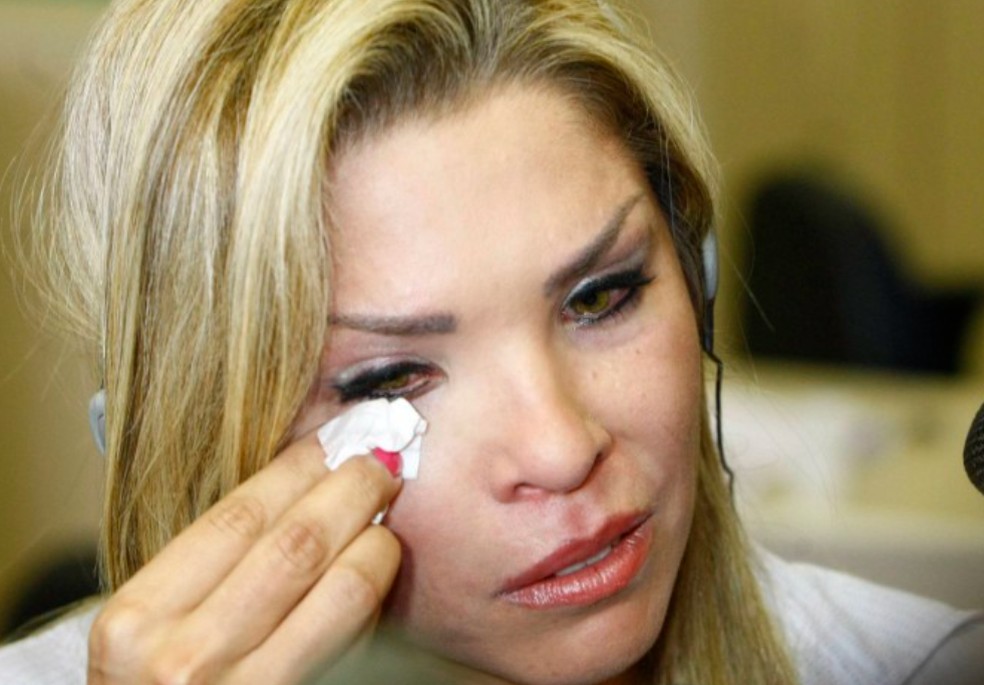 Verônica Costa chora após depoimento sobre acusação de Márcio Costa, em 2011 — Foto: Pablo Jacob/Agência O GLOBO