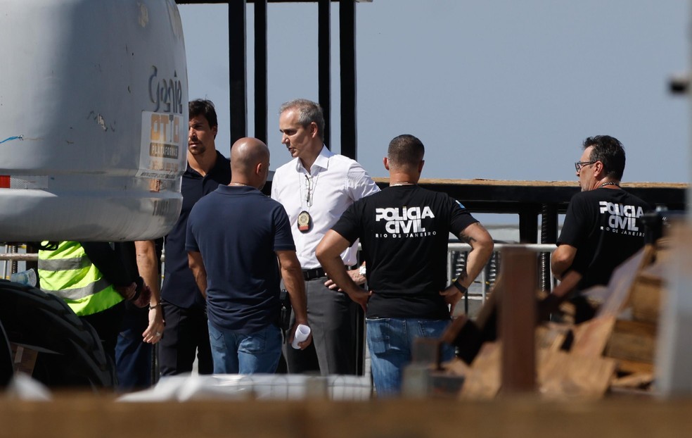 Ap&oacute;s morte de oper&aacute;rio, policiais realizam per&iacute;cia no palco que receber&aacute; show de Shakira &mdash; Foto: Marcia Foletto