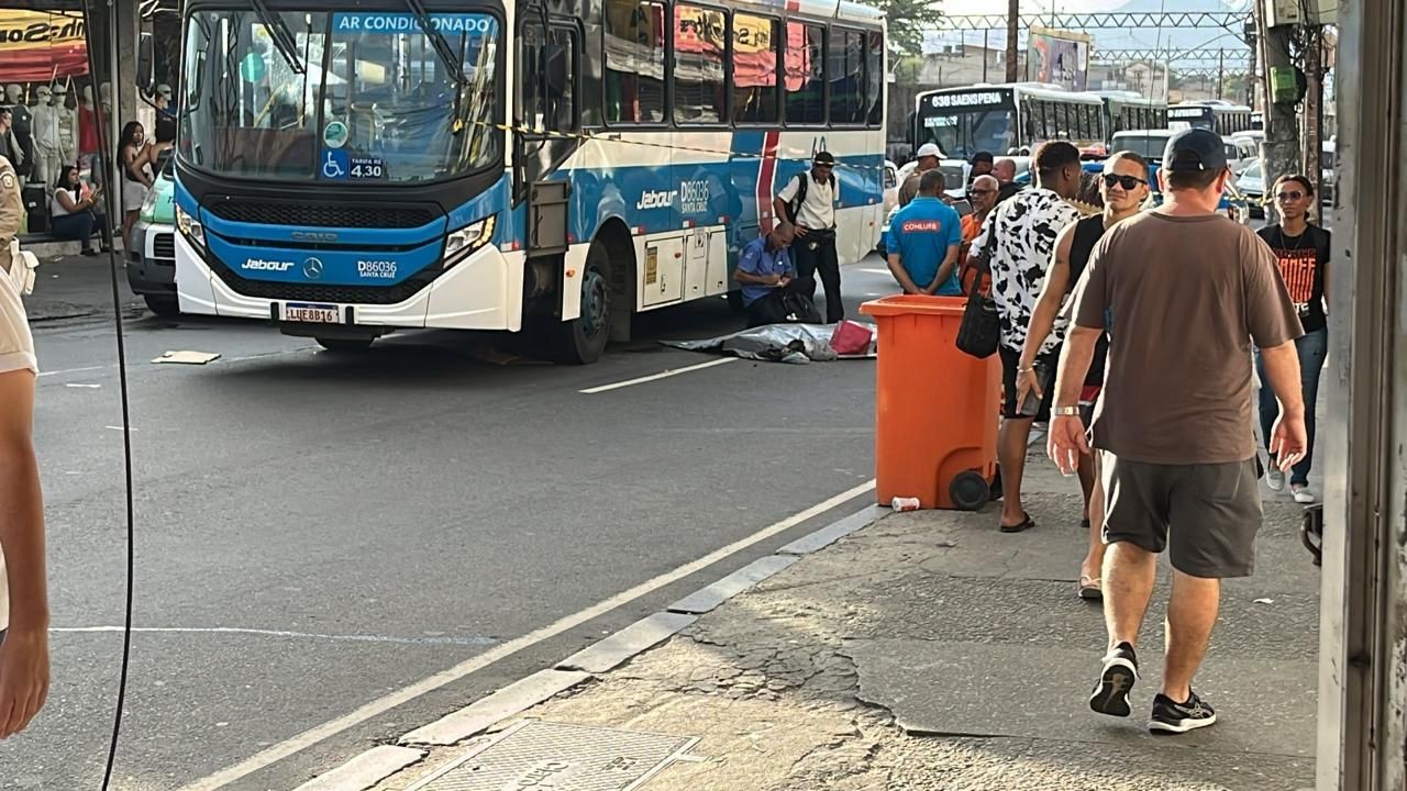 Idosos são atropelados por ônibus em Madureira, e mulher de 74 anos morre no local