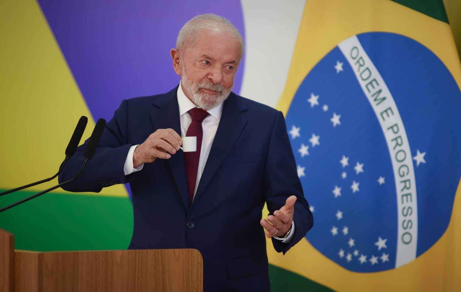 Lula diz que economia brasileira est&aacute; pronta para o fim da escala 6x1