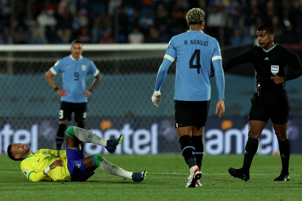 Neymar se lesionou na partida contra o Uruguai na Data Fifa — Foto: Pablo PORCIUNCULA / AFP