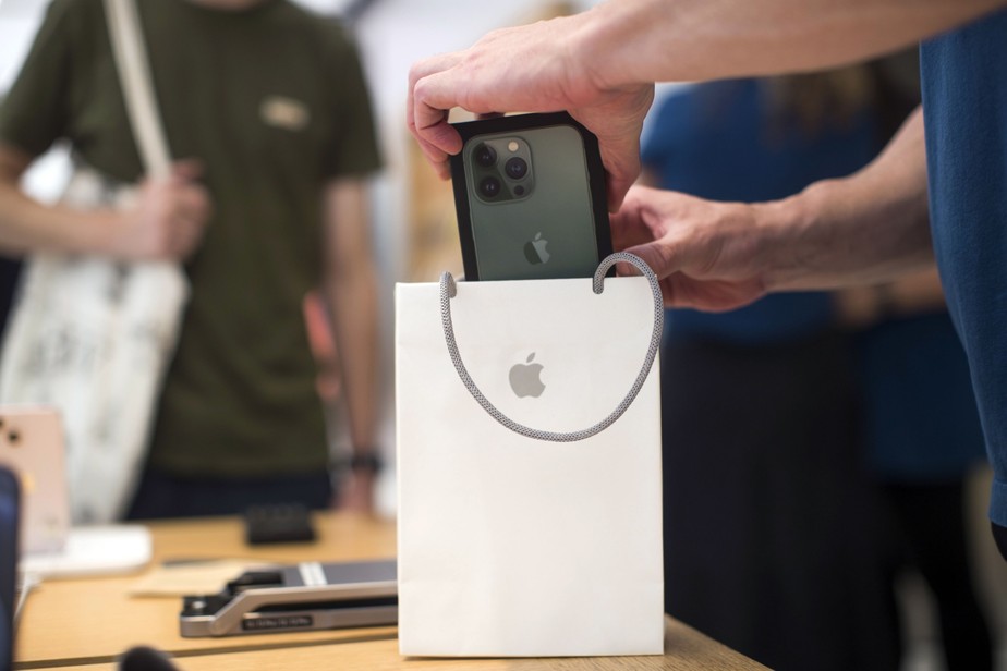 Mulher compra iPhone 12 Pro Max direto da Apple e recebe bebida de maçã  pelo correio 