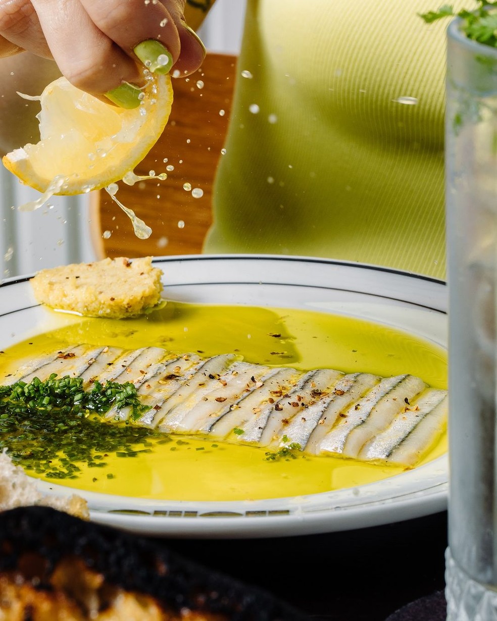Nomo:  Um hit local, as manjubinhas em azeite de salsão com purê de wasabi podem abrir os caminhos neste restaurante moderninho — Foto: Reprodução