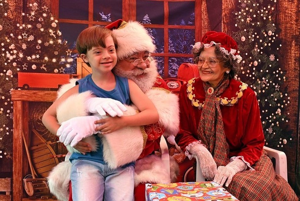 Santa Claus, Mrs. Claus and one of the children at Prasa Afonso Pena - Photo: Disclosure