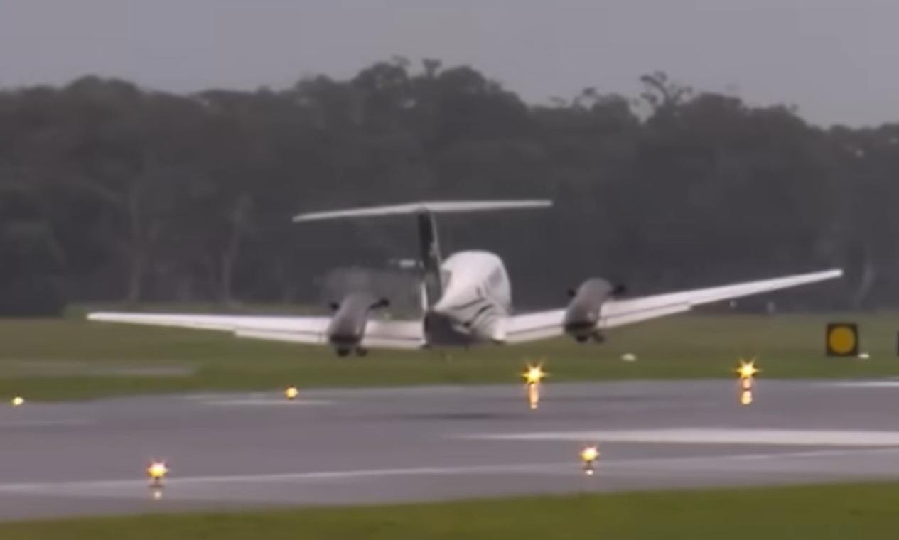 Avião faz pouso de emergência na Austrália após circular por horas sobre aeroporto; passageiros saem ilesos