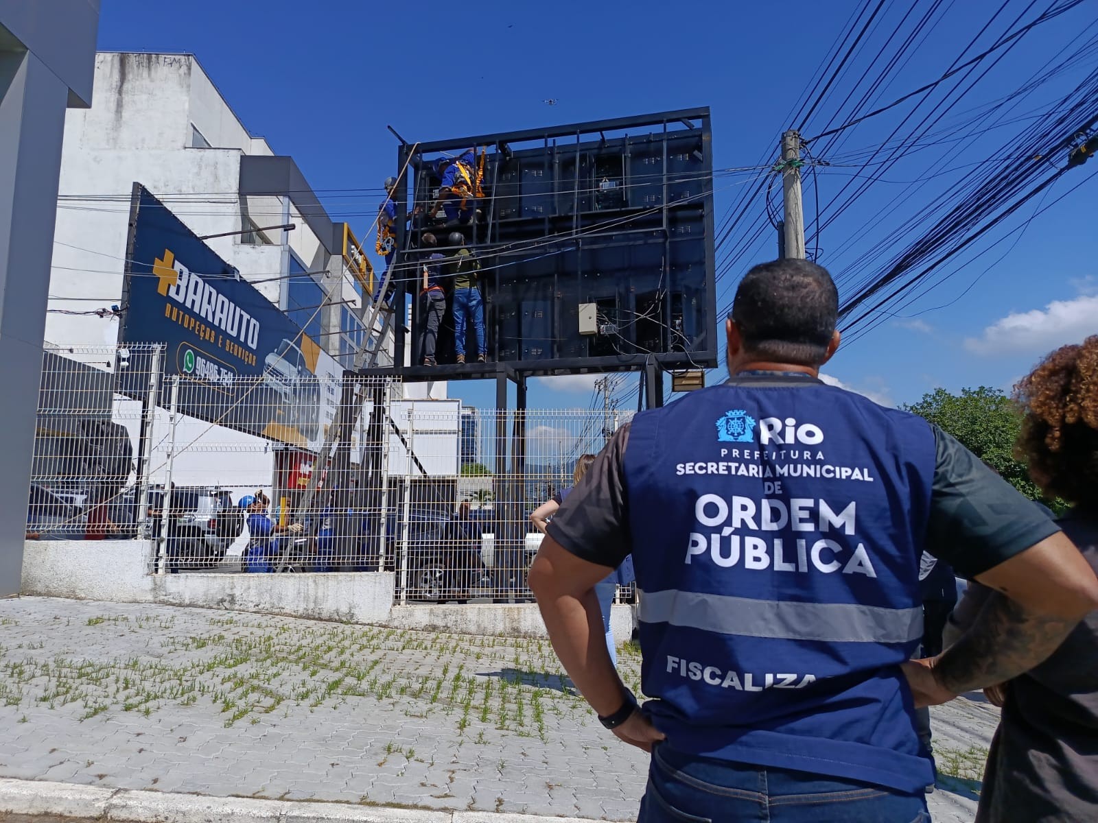Painéis de publicidade em LED são retirados da Avenida das Américas, no Recreio