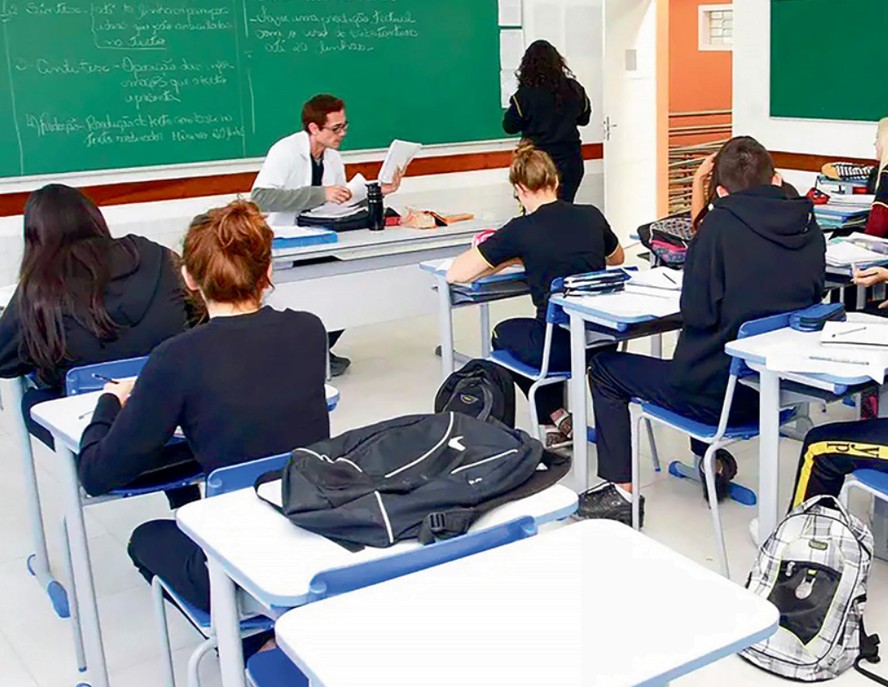 Professor em sala de aula de escola pública: 43,6% dos profissionais temporários ficam pelo menos 11 anos trabalhando nessas condições