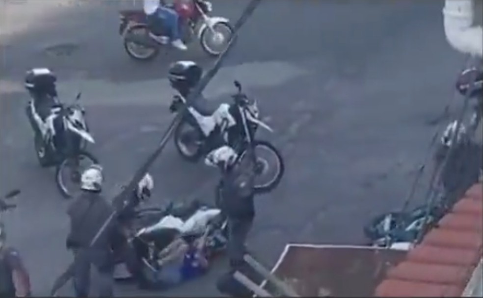 PMs agridem com socos e chutes motociclista na zona norte de SP — Foto: Reprodução vídeo