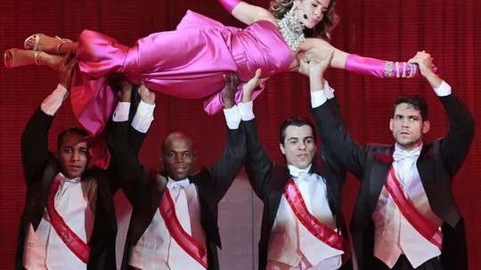 Confundida com Madonna no Rio, Monique Alfradique já se fantasiou como a cantora em quadro de Luciano Huck
