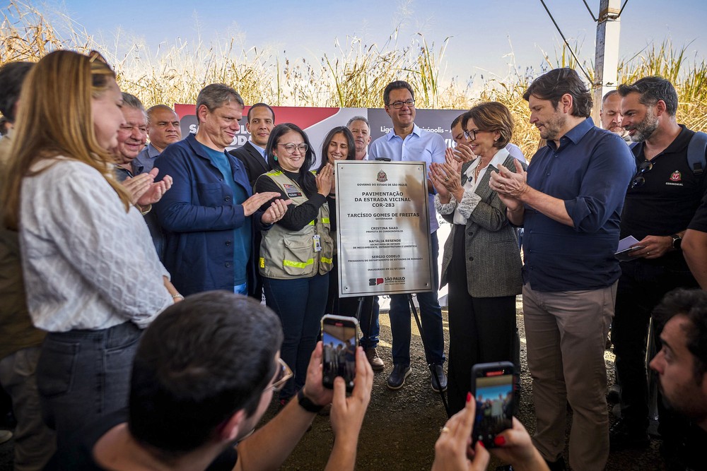 Tarcísio durante inauguração de pavimentação da Estrada Vicinal COR-283, que liga o as cidades de Cordeirópolis e Araras: governador tem intensificado agendas no interior.