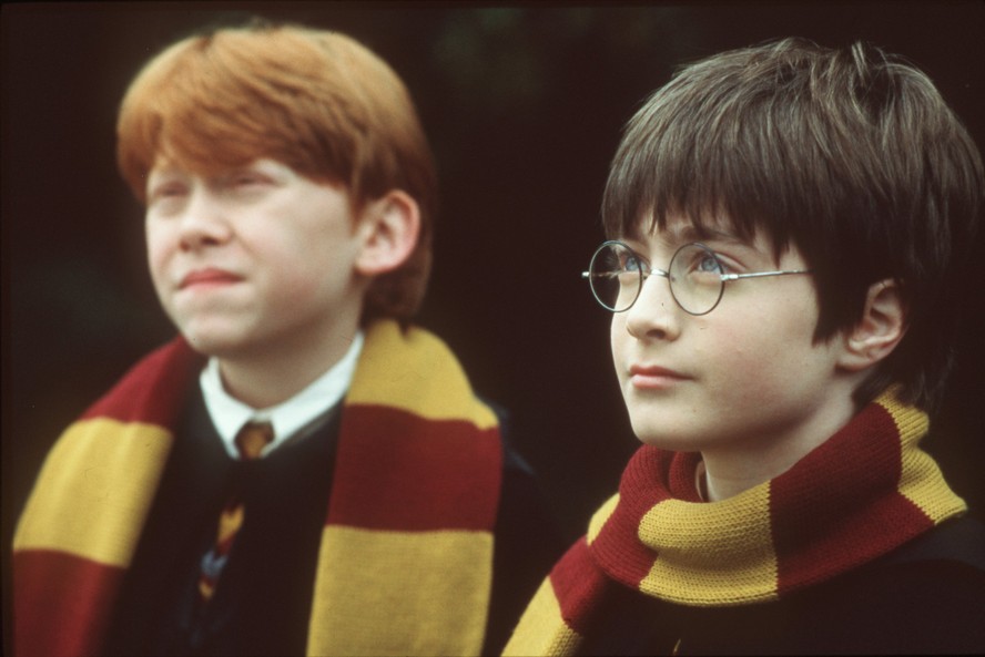 Os atores Daniel Radcliffe (à direita) e  Rupert Grint (esq) em 'Harry Potter e a pedra filosofal': filmes já arrecadaram bilhões de dólares no mundo todo