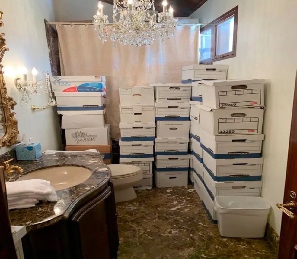 Foto divulgada pelo Departamento de Justiça mostra documentos armazenados em um dos banheiros de Mar-A-Lago — Foto: Departamento de Justiça