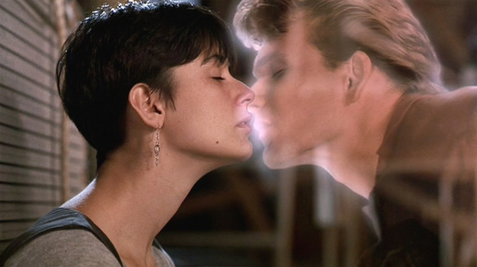 Demi Moore e Patrick Swayze em'Ghost': filme foi o maior sucesso do ano de 1990 e concorreu ao Oscar — Foto: Divulgação