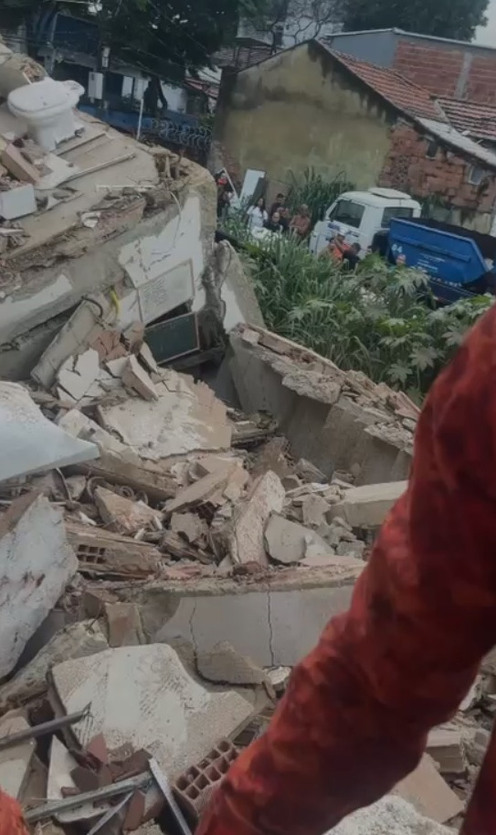 Bombeiros buscam por vítimas em desabamento no Engenho Novo — Foto: Reprodução Redes Sociais