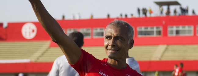 A lenda do futebol brasileiro e senador carioca Romário, 58, entra em campo durante seu retorno, 15 anos após sua aposentadoria, para a partida de ida da série Carioca A2 entre América e Petrópolis — Foto: Daniel RAMALHO / AFP