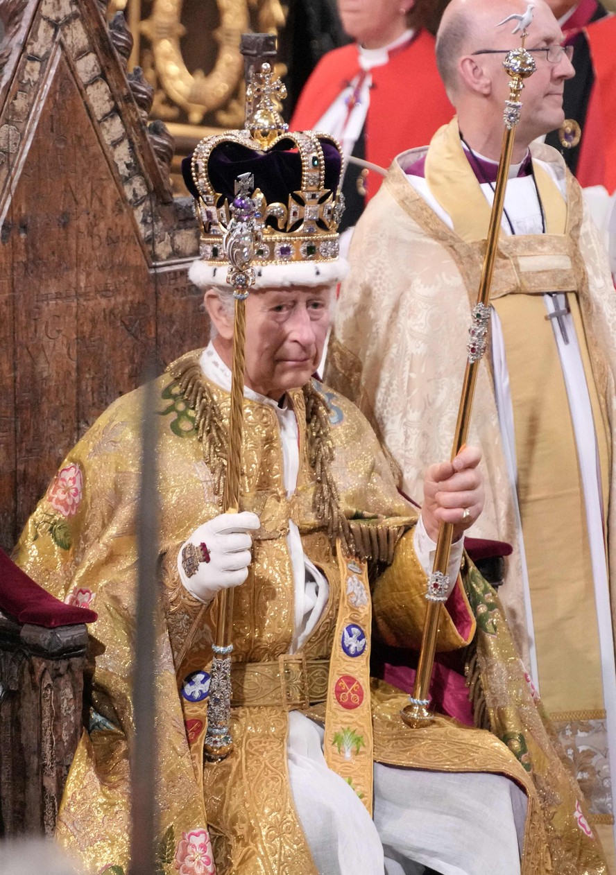 O rei Charles III senta-se no trono vestindo a Coroa de Santo Eduardo após ser coroado em 6 de maio de 2023