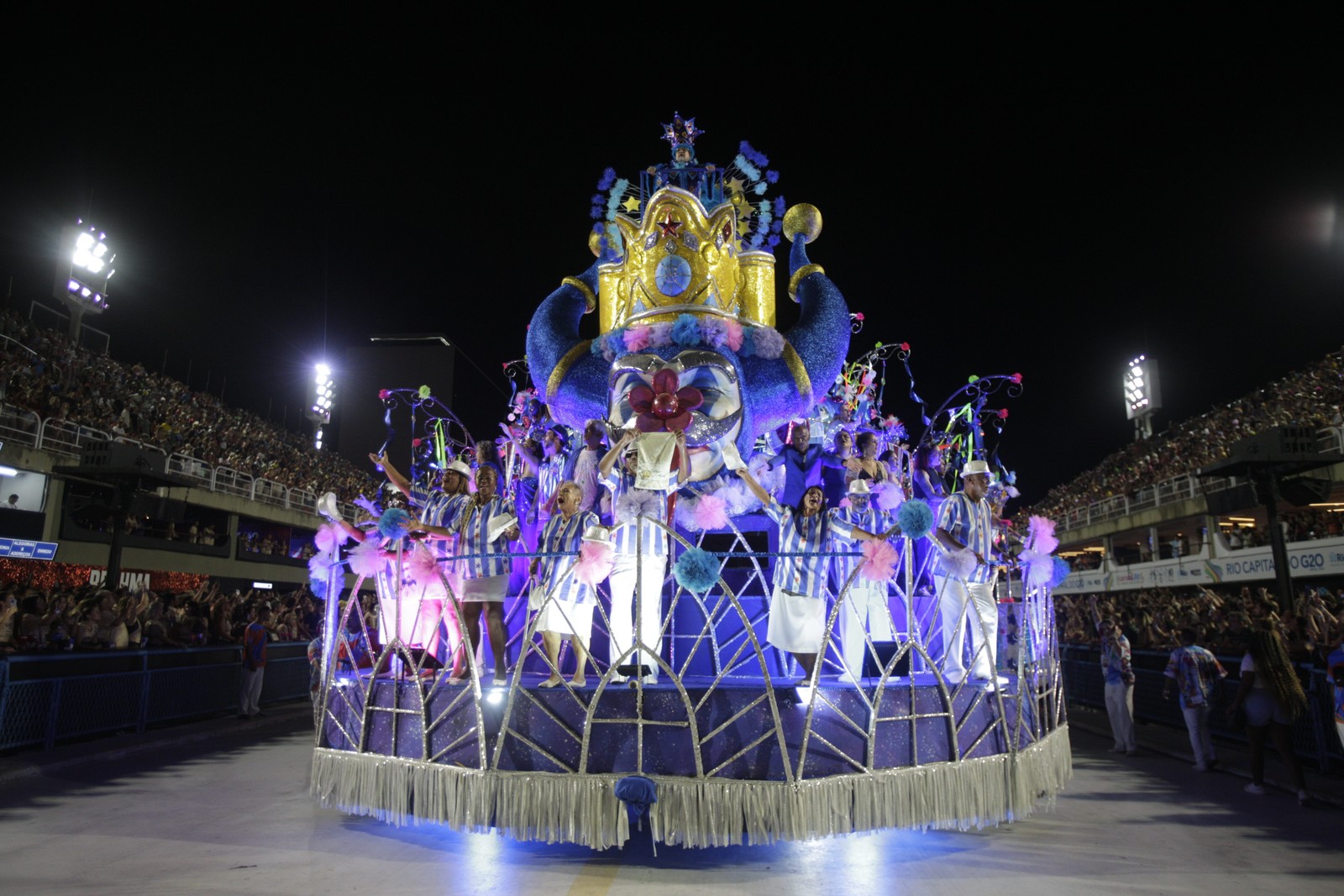 Na categoria Fernando Pamplona, entregue às escolas que fazem melhor uso de material barato e com bom efeito, foi para o abre-alas da escola Arranco do Engenho de Dentro — Foto: Alexandre Cassiano