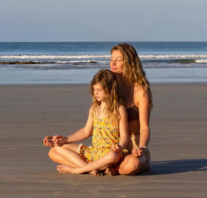 Gisele meditando na praia com a filha Vivian — Foto: Reprodução/Instagram