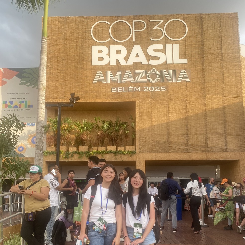 Sophia Soares de Oliveira e Melissa Kuraba Akiyama, do colégio Magno, foram selecionadas pelo projeto "Decarbonize" para participar da COP30 — Foto: Divulgação
