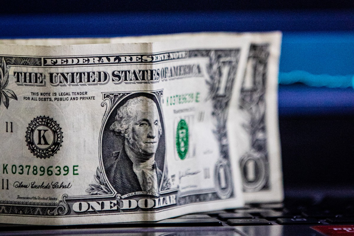 Dólar a R$ 5,92 veio para ficar? Vale a pena comprar agora? Veja o que ...