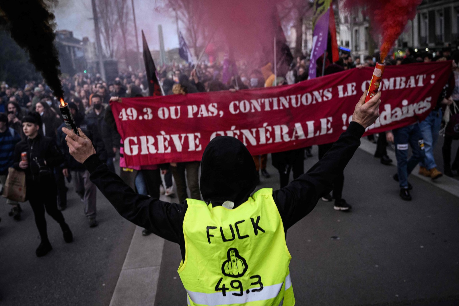 Manifestantes seguram uma faixa do Sindicato Solidaires. O governo francês promoveu uma reforma das pensões através do parlamento sem votação, usando o artigo 49.3 da Constituição — Foto:  LOIC VENANCE / AFP