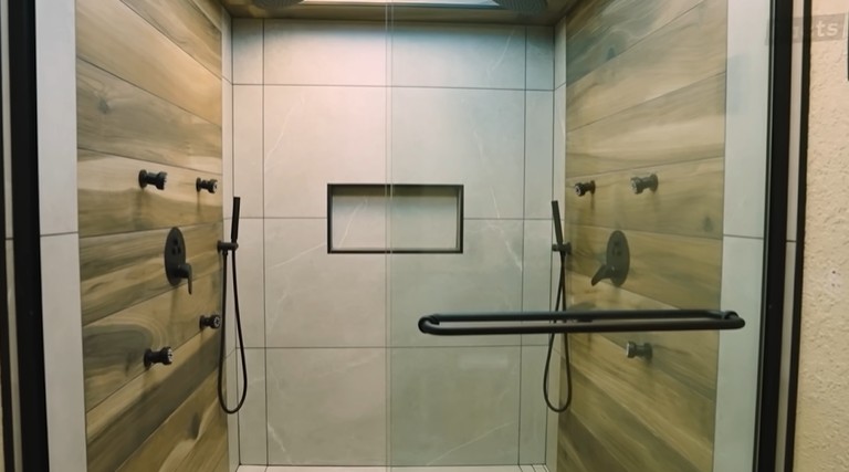 Banheiro da aeronave exibe acabamento sofisticado e amplo espaço interno, um dos diferenciais do jato de luxo que poderá se tornar o novo Air Force One — Foto: Reprodução