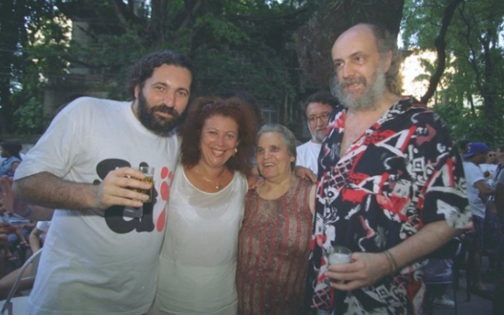 Aldir com Moacyr Luz, Beth Carvalho e Maria do Rosário, dona de um bar na Tijuca — Foto: Ary Lago/Agência O GLOBO