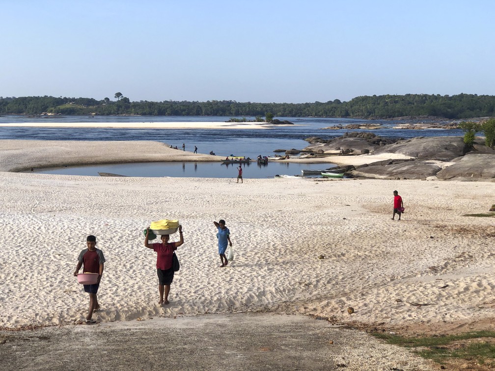 Recuo no leito do Rio Negro impede aproximação até de pequenos barcos na principal orla de São Gabriel da Cachoeira (AM) — Foto: Ana Amélia Hamdan/ISA