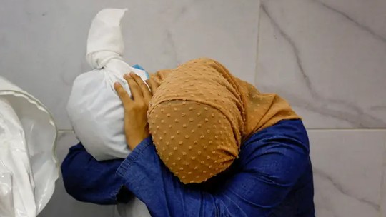 Palestina abraçada a corpo de sobrinha morta é eleita foto do ano pela World Press Photo